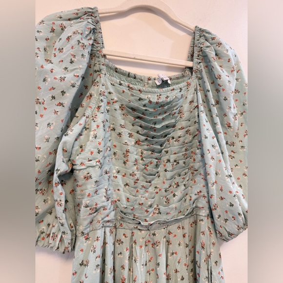 IVY CITY CO. Hazel Midi in Green Floral Smocked
Puff Sleeve Dress Size Small - Picture 4 of 8